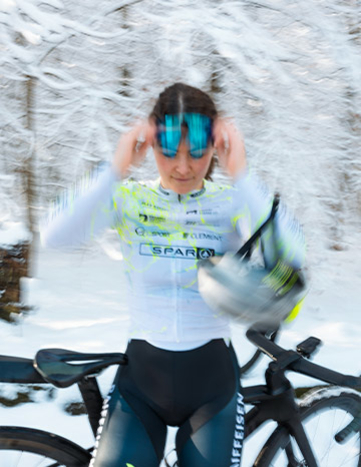 Radfahrerin des Cycling Team Ost setzt ihre Brille auf