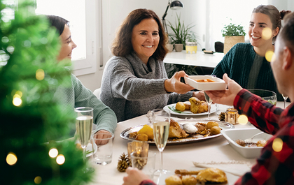 Ein festliches Weihnachtsmotiv zeigt eine köstlich gebratene Festtagsbraten vor einem stimmungsvollen Hintergrund.