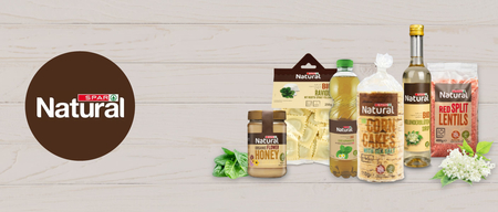 Braunes SPAR Natural-Logo mit sechs Produkten auf hellem Holzhintergrund