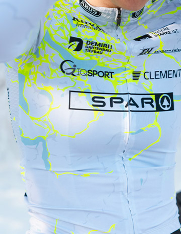 Nahaufnahme des Cycling Team Ost Trikots mit dem SPAR Logo