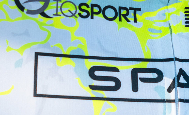 Nahaufnahme des Cycling Team Ost Trikots mit dem SPAR Logo
