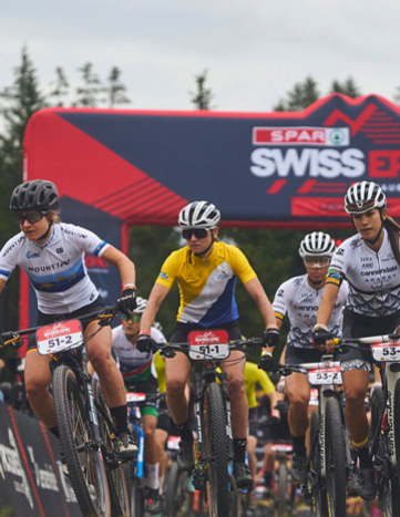 Radfahrer bereiten sich an der Startlinie auf das SPAR Swiss Epic Rennen vor.