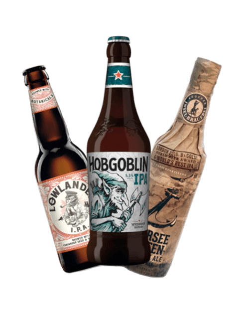 Drei Flaschen Craft Beer mit unterschiedlichen Etiketten: Lowlander, Hobgoblin und Übersee Hopfen