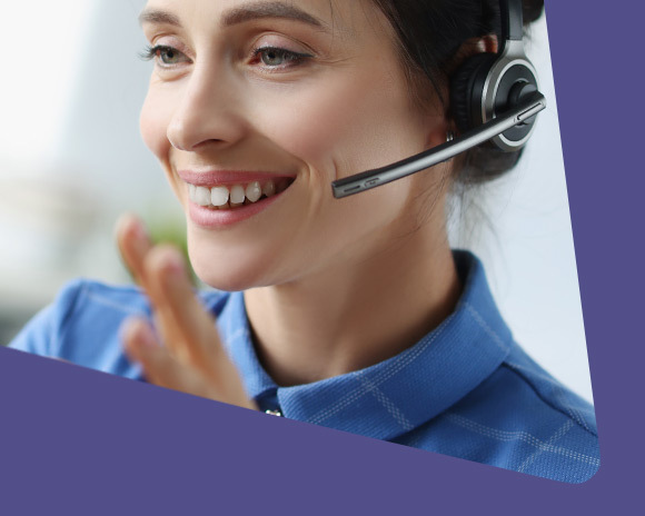 Eine Mitarbeiterin des Cembra Kundencenters telefoniert mit einem Kunden Eine Mitarbeiterin des Cembra Kundencenters telefoniert mit einem Kunden