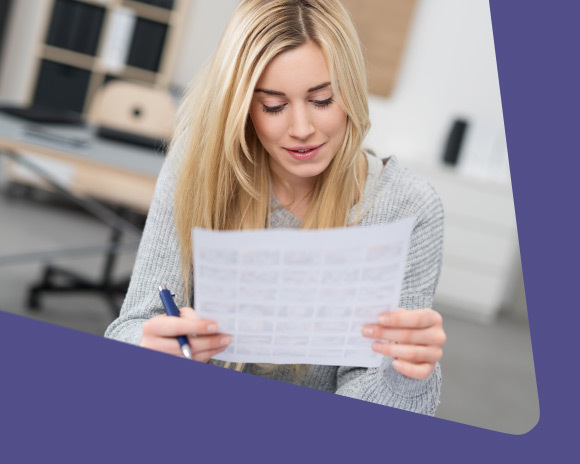 Eine Frau füllt ein Formular aus Eine Frau füllt ein Formular aus