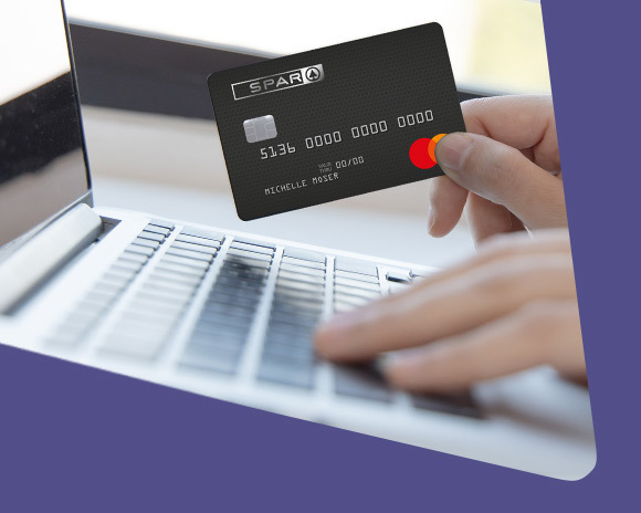 Ein Kunde bezahlt mit der SPAR Mastercard Kreditkarte Ein Kunde bezahlt mit der SPAR Mastercard Kreditkarte